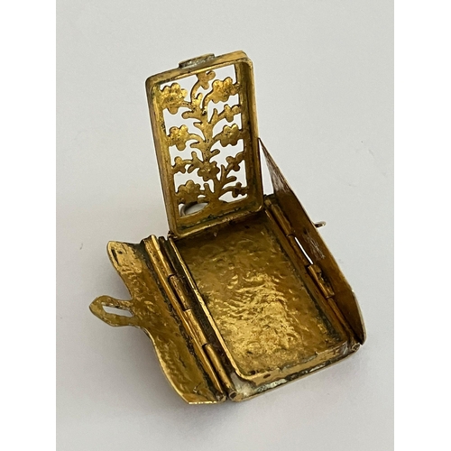 174 - Antique SILVER VINAIGRETTE PENDANT in the form of a purse. Early to mid 1800s, with all hinges in pe... 