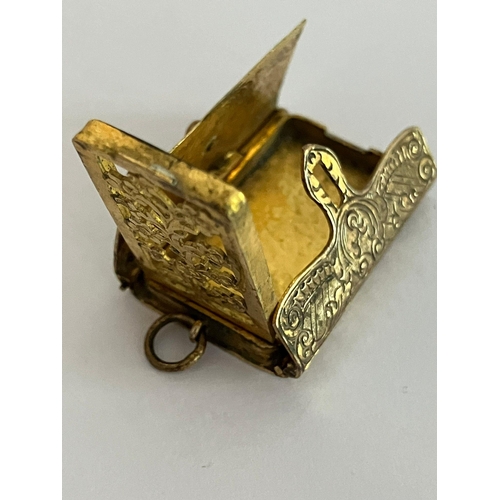 174 - Antique SILVER VINAIGRETTE PENDANT in the form of a purse. Early to mid 1800s, with all hinges in pe... 