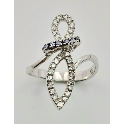 213 - AN UNIQUE 18K WHITE GOLD DIAMOND SET RING. TOTAL WEIGHT 3.9G. SIZE O.