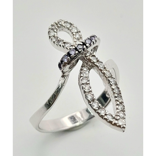 213 - AN UNIQUE 18K WHITE GOLD DIAMOND SET RING. TOTAL WEIGHT 3.9G. SIZE O.