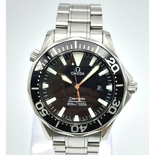 60 - An Omega Seamaster Professional Quartz 300M Divers Watch. Stainless steel strap and case - 41mm. Bla... 