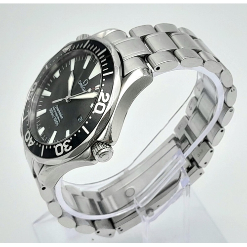 60 - An Omega Seamaster Professional Quartz 300M Divers Watch. Stainless steel strap and case - 41mm. Bla... 