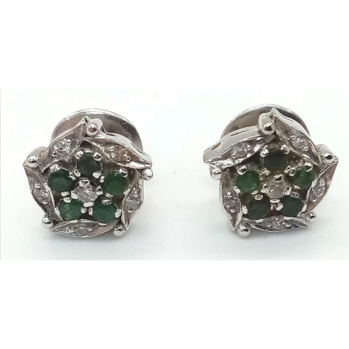 137 - A PAIR OF 18K WHITE GOLD DIAMOND & EMERALD CLUSTER STUD EARRINGS. TOTAL WEIGHT 4G.