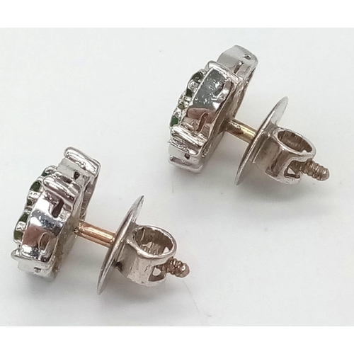 137 - A PAIR OF 18K WHITE GOLD DIAMOND & EMERALD CLUSTER STUD EARRINGS. TOTAL WEIGHT 4G.