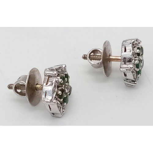 137 - A PAIR OF 18K WHITE GOLD DIAMOND & EMERALD CLUSTER STUD EARRINGS. TOTAL WEIGHT 4G.