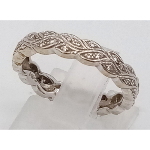 206 - A 18K WHITE GOLD DIAMOND DAISY CHAIN BAND RING. TOTAL WEIGHT 3.5G. SIZE L.