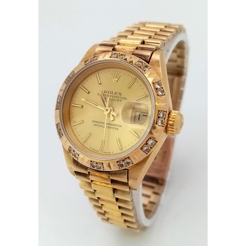 233 - A LADIES ROLEX OYSTER PERPETUAL DATEJUST IN 18K GOLD WITH DIAMOND BEZEL AND GOLDTONE DIAL . A REALLY... 