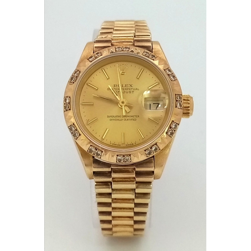 233 - A LADIES ROLEX OYSTER PERPETUAL DATEJUST IN 18K GOLD WITH DIAMOND BEZEL AND GOLDTONE DIAL . A REALLY... 