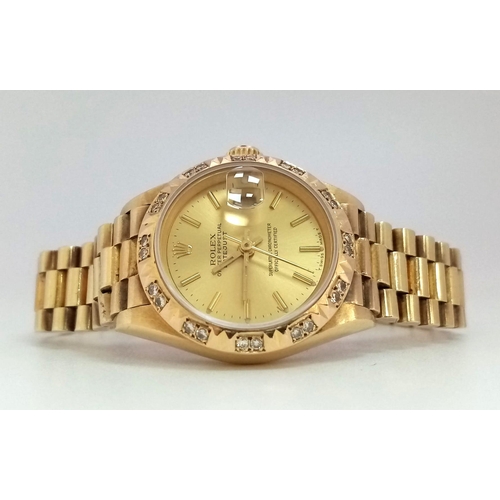 233 - A LADIES ROLEX OYSTER PERPETUAL DATEJUST IN 18K GOLD WITH DIAMOND BEZEL AND GOLDTONE DIAL . A REALLY... 