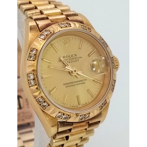 233 - A LADIES ROLEX OYSTER PERPETUAL DATEJUST IN 18K GOLD WITH DIAMOND BEZEL AND GOLDTONE DIAL . A REALLY... 