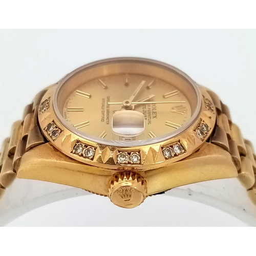 233 - A LADIES ROLEX OYSTER PERPETUAL DATEJUST IN 18K GOLD WITH DIAMOND BEZEL AND GOLDTONE DIAL . A REALLY... 