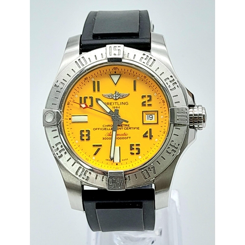 32 - A BREITLING AUTOMATIC DIVERS CHRONOMETRE ON A RUBBER STRAP BUT HAS A STAINLESS STEEL STRAP IN THE BO... 