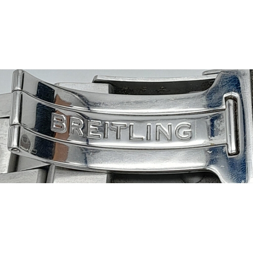 32 - A BREITLING AUTOMATIC DIVERS CHRONOMETRE ON A RUBBER STRAP BUT HAS A STAINLESS STEEL STRAP IN THE BO... 