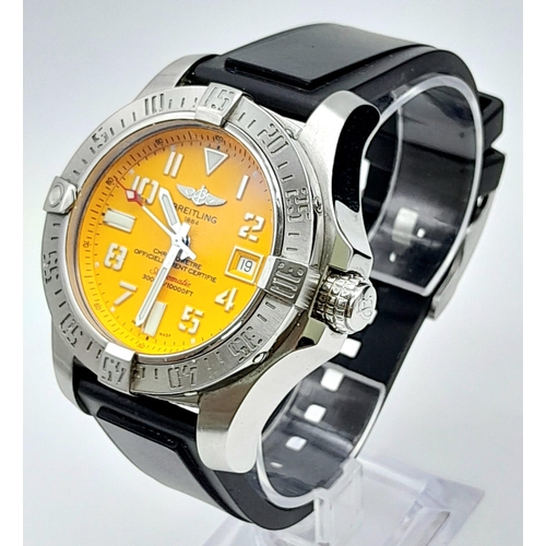 32 - A BREITLING AUTOMATIC DIVERS CHRONOMETRE ON A RUBBER STRAP BUT HAS A STAINLESS STEEL STRAP IN THE BO... 