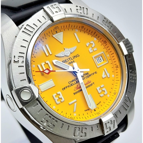 32 - A BREITLING AUTOMATIC DIVERS CHRONOMETRE ON A RUBBER STRAP BUT HAS A STAINLESS STEEL STRAP IN THE BO... 