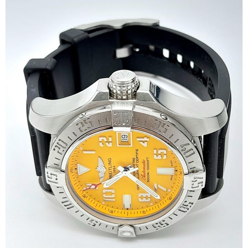 32 - A BREITLING AUTOMATIC DIVERS CHRONOMETRE ON A RUBBER STRAP BUT HAS A STAINLESS STEEL STRAP IN THE BO... 