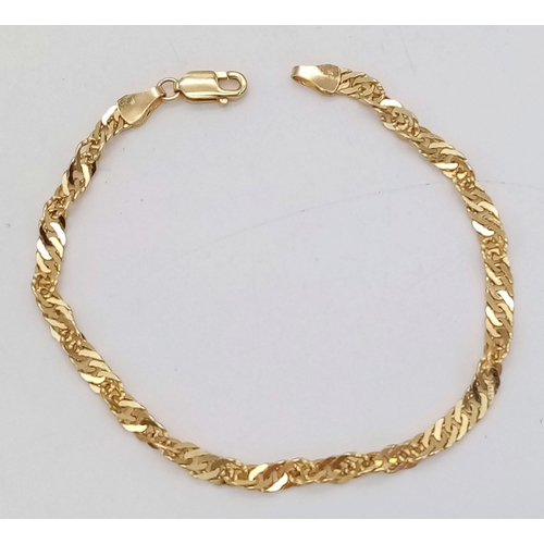 127 - A 9 K yellow gold bracelet with a twisted chain design. Length: 18.5  cm, weight: 3.2 g.