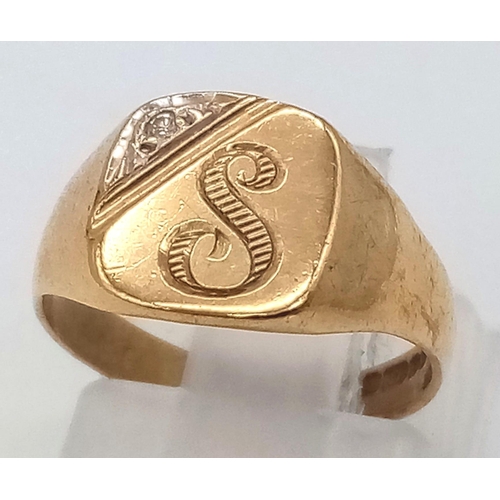 134 - A 9K yellow gold signet ring with the letter S and a small diamond. Size: H, weight: 2.2g.