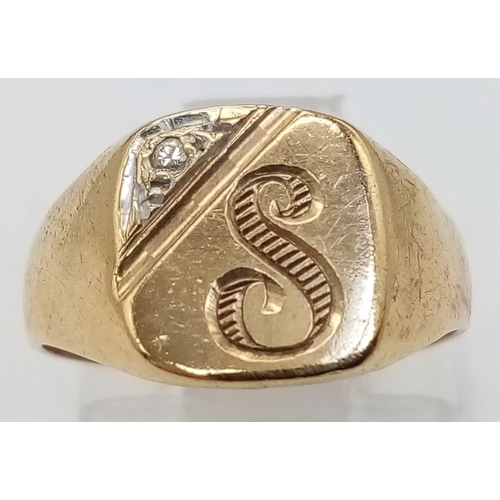 134 - A 9K yellow gold signet ring with the letter S and a small diamond. Size: H, weight: 2.2g.