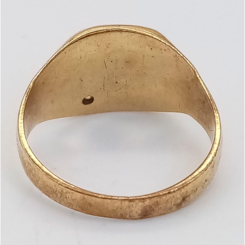 134 - A 9K yellow gold signet ring with the letter S and a small diamond. Size: H, weight: 2.2g.