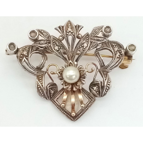 259 - AN ANTIQUE 18K GOLD AND PLATINIUM SETTING DIAMOND & PEARL BROOCH. TOTAL WEIGHT 6.3G.