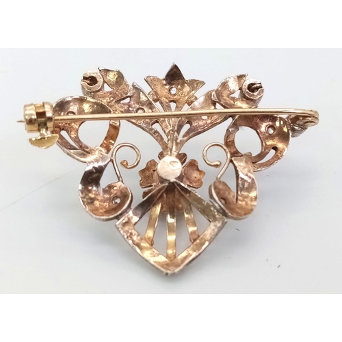 259 - AN ANTIQUE 18K GOLD AND PLATINIUM SETTING DIAMOND & PEARL BROOCH. TOTAL WEIGHT 6.3G.