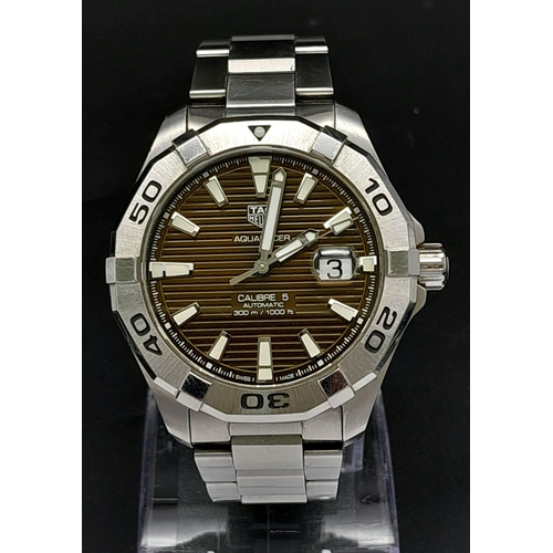 58 - A GENTS TAG HEUER AQUARACER AUTOMATIC CALIBRE 5 WATCH, 42MM CASE, WHITE DIALS WITH DATE BOX, 300M WA... 