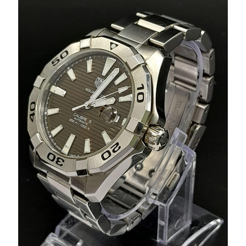 58 - A GENTS TAG HEUER AQUARACER AUTOMATIC CALIBRE 5 WATCH, 42MM CASE, WHITE DIALS WITH DATE BOX, 300M WA... 