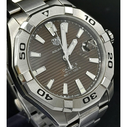 58 - A GENTS TAG HEUER AQUARACER AUTOMATIC CALIBRE 5 WATCH, 42MM CASE, WHITE DIALS WITH DATE BOX, 300M WA... 