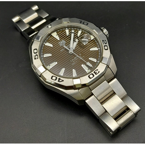 58 - A GENTS TAG HEUER AQUARACER AUTOMATIC CALIBRE 5 WATCH, 42MM CASE, WHITE DIALS WITH DATE BOX, 300M WA... 