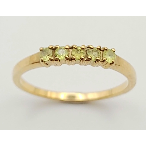 310 - A 9 K yellow gold ring with round cut natural peridots. Size: N, weight: 1.6 g.