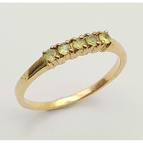 310 - A 9 K yellow gold ring with round cut natural peridots. Size: N, weight: 1.6 g.