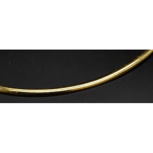 92 - An 18K Yellow Gold and Diamond Choker Necklace. Rich yellow gold gives way to ten quality round cut ... 