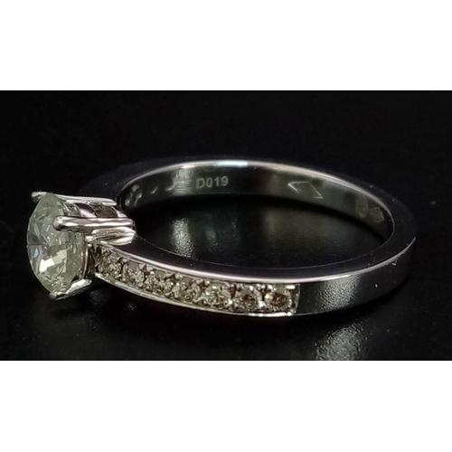 285 - An 18 K white gold ring with beautiful brilliant cut diamond and more diamonds on the shoulders (tot... 