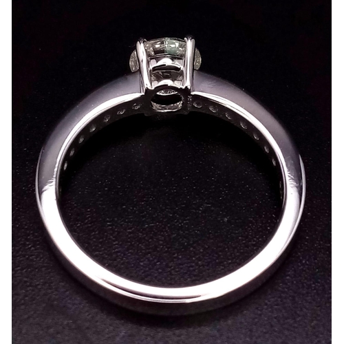 285 - An 18 K white gold ring with beautiful brilliant cut diamond and more diamonds on the shoulders (tot... 