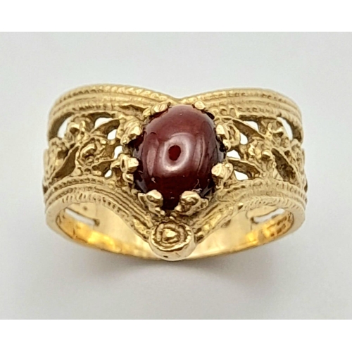 61 - A Beautiful Vintage 9K Yellow Gold and Garnet Regal Style Ring. Pierced chevron decoration. Size O. ... 