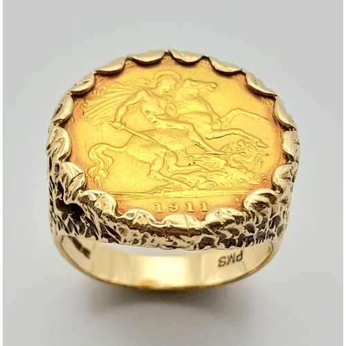 17 - A 1911 22k Gold Half Sovereign Ring. The Ring is 9K Yellow Gold with bark-effect and pierced decorat... 