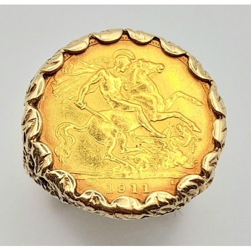 17 - A 1911 22k Gold Half Sovereign Ring. The Ring is 9K Yellow Gold with bark-effect and pierced decorat... 