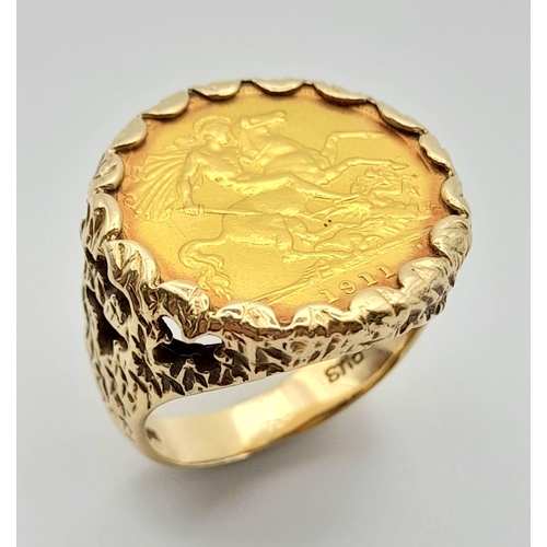 17 - A 1911 22k Gold Half Sovereign Ring. The Ring is 9K Yellow Gold with bark-effect and pierced decorat... 