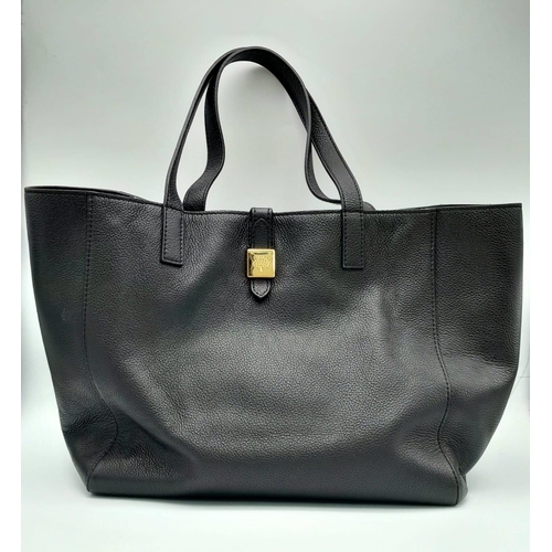 122 - A Black Leather Mulberry Handbag. Textured black leather exterior. Soft textile interior with zipped... 