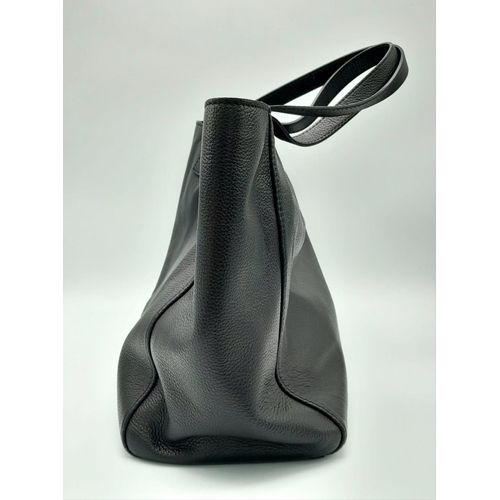 122 - A Black Leather Mulberry Handbag. Textured black leather exterior. Soft textile interior with zipped... 