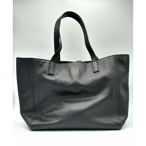 122 - A Black Leather Mulberry Handbag. Textured black leather exterior. Soft textile interior with zipped... 