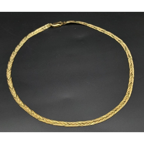 17 - A Vintage 9K Yellow Gold Woven Link Necklace. 40cm.
7.5g weight.