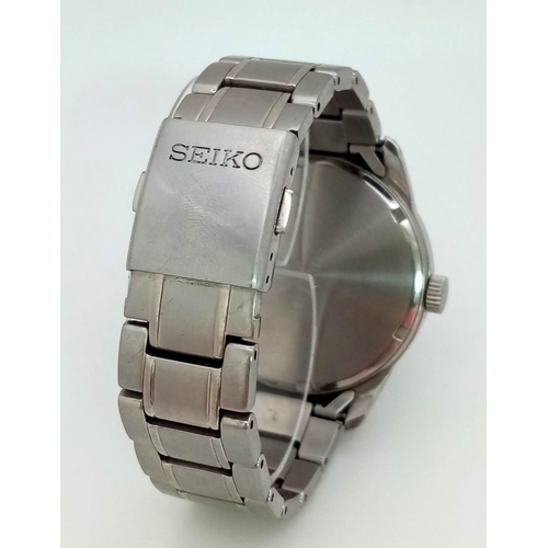 188 - A gents SEIKO, solar powered, dress watch, 42 mm case, black dial with date/day window, “Hardlex” gl... 