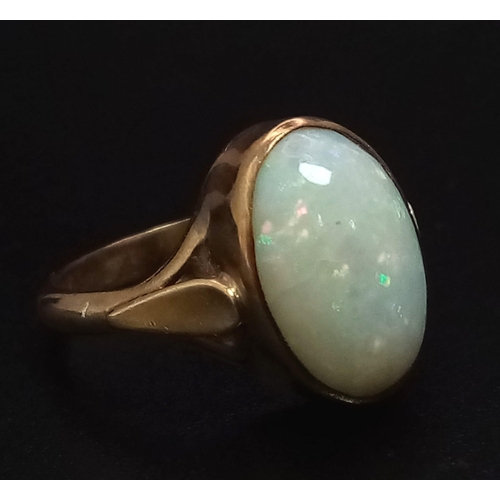 671 - A Vintage 9K Yellow Gold Opal Ring. A lovely colour-play oval opal. 2.6g total weight. Size I. With ... 