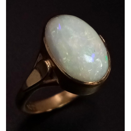 671 - A Vintage 9K Yellow Gold Opal Ring. A lovely colour-play oval opal. 2.6g total weight. Size I. With ... 