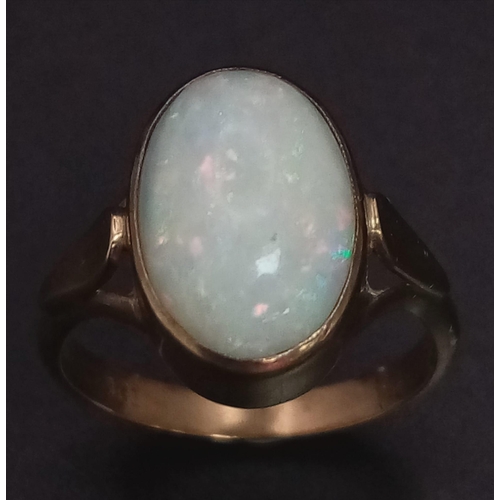 671 - A Vintage 9K Yellow Gold Opal Ring. A lovely colour-play oval opal. 2.6g total weight. Size I. With ... 