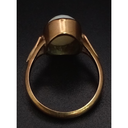 671 - A Vintage 9K Yellow Gold Opal Ring. A lovely colour-play oval opal. 2.6g total weight. Size I. With ... 