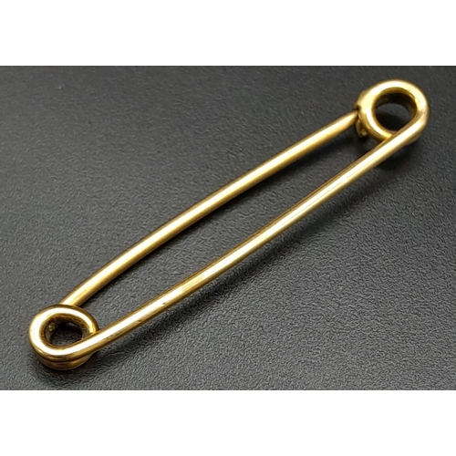 8 - An Antique 15K Gold Safety Pin Brooch. 4cm. 2.4g