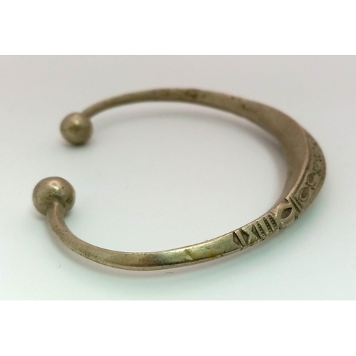 805 - An antique and unusual silver bangle with nicely engraved design. Weight: 25. 3 g.